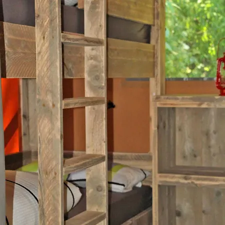 Safarizelte Κάμπινγκ